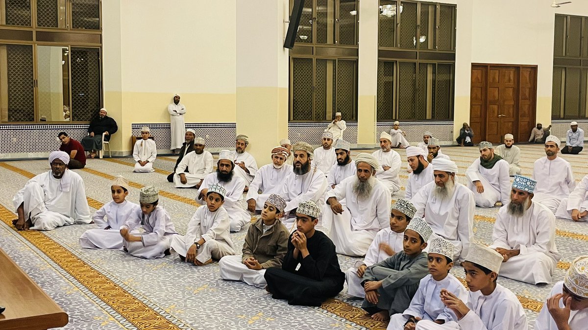 Adam_library1's tweet photo. نظمت مكتبة أدم الأهلية بالتنسيق مع مكتبة جامعة نزوى مساء أمس الخميس محاضرة بعنوان: قضايا العصر الرقمي و وسائل التواصل الإجتماعي، قدمها الفاضل الدكتور/ جمال بن مطر السالمي ، و ذلك ضمن مواضيع "درس الخميس" الذي يُقام في جامع السلطان قابوس بأدم . https://t.co/MiazqqZ3Zv