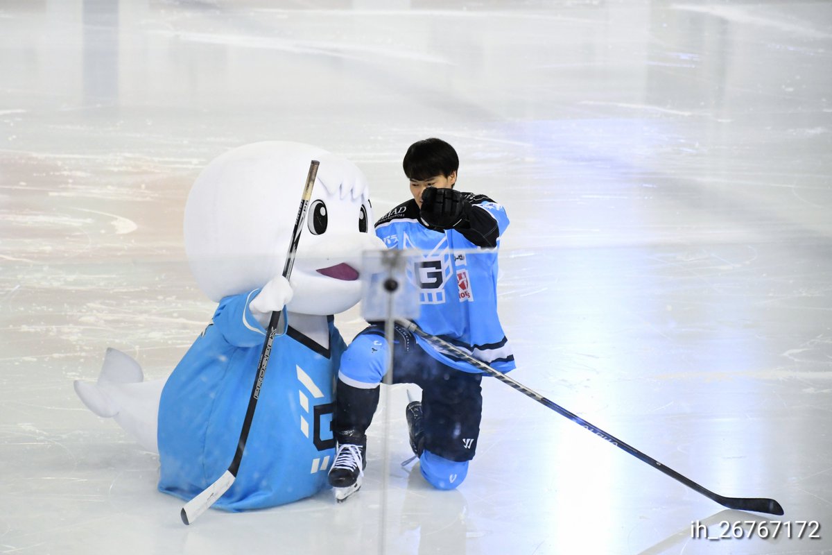 ih_26767172's tweet image. 蓑島選手とグルーガも仲良くおててふりふり☺️
  #アイスホッケーヒーローズ2
 #アジアリーグアイスホッケー
 #横浜グリッツ
 #グルーガ