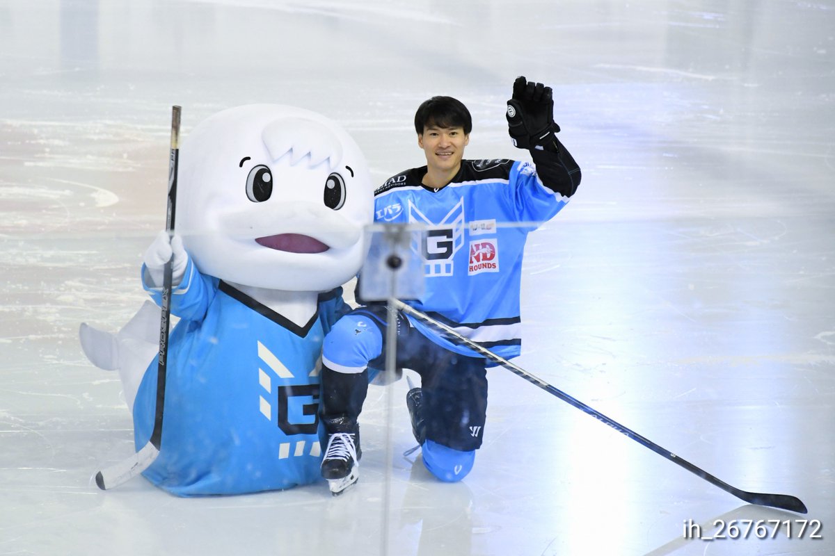 ih_26767172's tweet image. 蓑島選手とグルーガも仲良くおててふりふり☺️
  #アイスホッケーヒーローズ2
 #アジアリーグアイスホッケー
 #横浜グリッツ
 #グルーガ