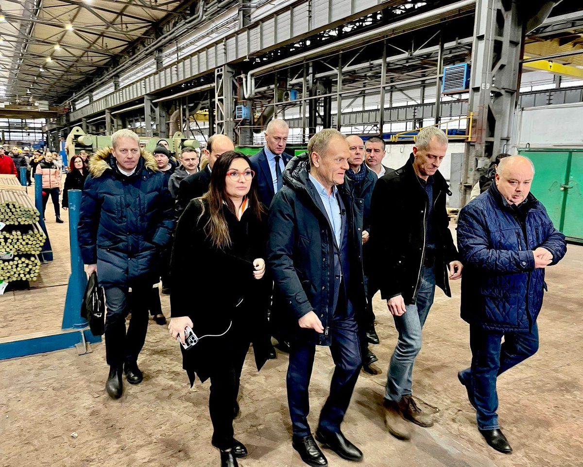 MWielichowska's tweet photo. Kiedy upadają polskie firmy, takie jak Porcelana Krzysztof w #Wałbrzychu, firma z ponad 200 letnią tradycją, takie jak #Rafako, w której z załogą spotkał się dziś @donaldtusk - premier #Morawiecki bryluje na #TweetUpKPRM. @MorawieckiM do roboty się weźcie i cztery litery ruszcie! https://t.co/46FTFv5RyB