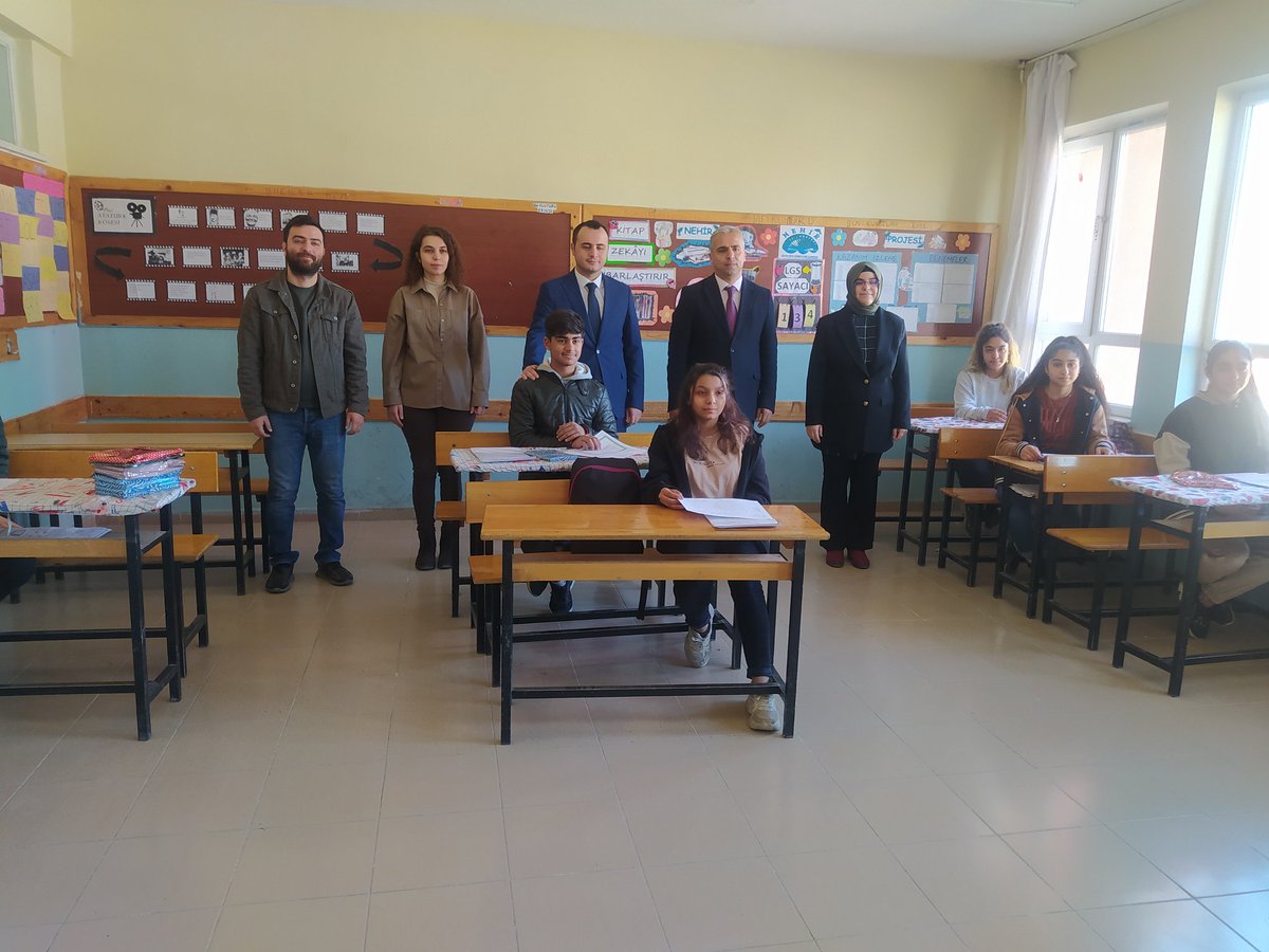 TarakliKaymakam's tweet photo. Kaymakamımız Sn. Halis HACIİSMAİLOĞLU ve İlçe Milli Eğitim Müdürü Sn. Serkan KORKMAZ , Yenidoğan İlkokul ve Yenidoğan Ortaokulunu ziyaret ederek; 2022-2023 dönem sonunda Yarıyıl Tatiline girecek olan öğrencilerimizin heyecanını paylaşarak karnelerini verdiler. @haciismailogluh https://t.co/NC6bAXTtLt