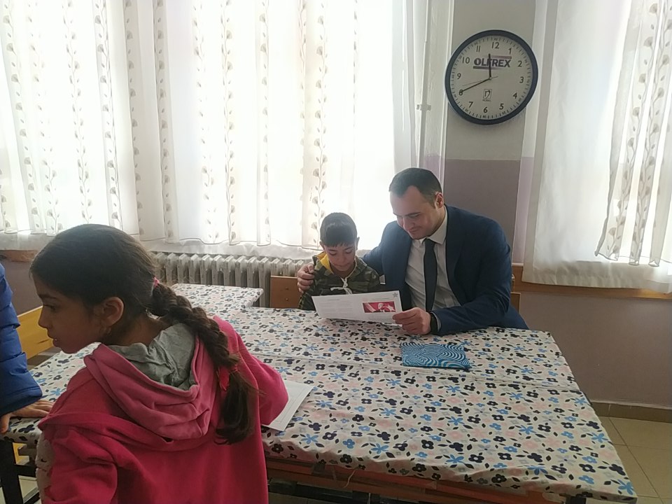 TarakliKaymakam's tweet photo. Kaymakamımız Sn. Halis HACIİSMAİLOĞLU ve İlçe Milli Eğitim Müdürü Sn. Serkan KORKMAZ , Yenidoğan İlkokul ve Yenidoğan Ortaokulunu ziyaret ederek; 2022-2023 dönem sonunda Yarıyıl Tatiline girecek olan öğrencilerimizin heyecanını paylaşarak karnelerini verdiler. @haciismailogluh https://t.co/NC6bAXTtLt