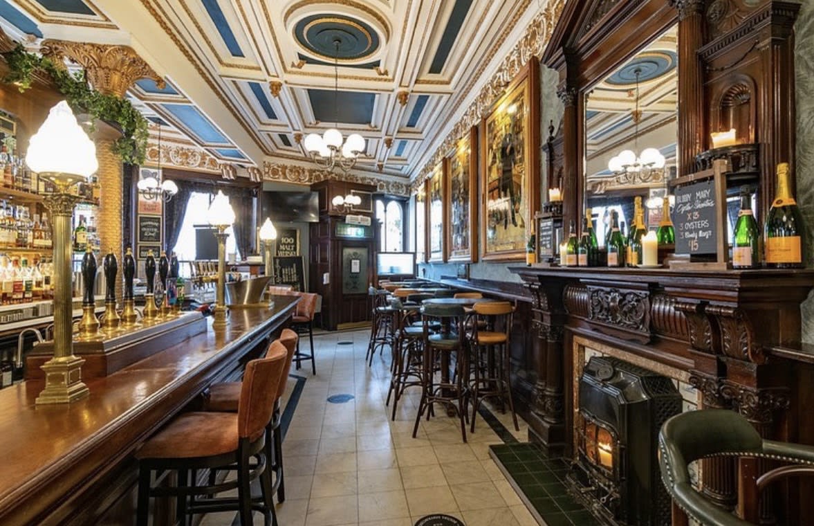 CafeRoyalEDN's tweet photo. Our Circle Bar, the perfect place to make memories in 2023!
.
.
.
.
.
#bestbars #edinburgh #scotland #edinburghbars #craftbeer #food #happy #cocktails #restaurant #2023 #memories #architecture #interiors #historic #oysters https://t.co/LvTG5TW7Nk