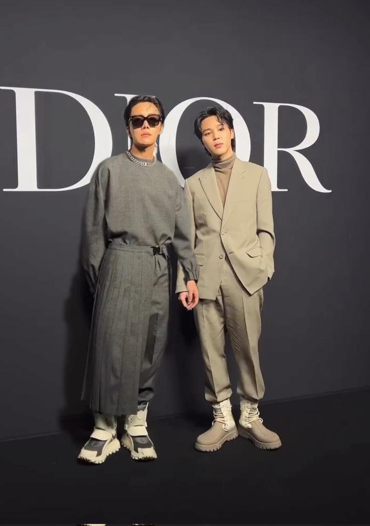 NjPutul's tweet photo. Jihope Together 
#jimin #jhope #JIMINxDIOR https://t.co/BhybMUzhn5