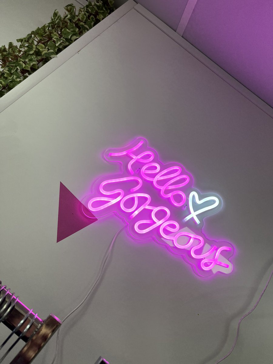 AmandaFBelfast's tweet image. I called into see the @AWBelfast babes. You should check out their Winetavern Street #swapshop #showsomelove #belfast