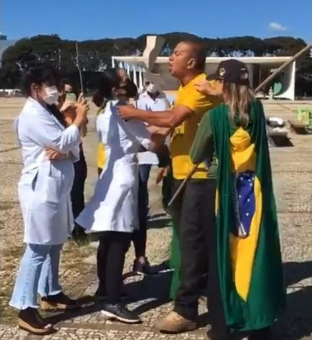 slpng_giants_pt's tweet photo. 🚨 Um dos presos na Operação Lesa Pátria, Renan da Silva Sena, protagonizou durante a pandemia um vexame internacional, quando cuspiu na cara de enfermeiras que homenageavam os colegas mortos pela Covid-19

A operação está em busca de terroristas que atacaram os Três Poderes https://t.co/5sSN5vlOzD