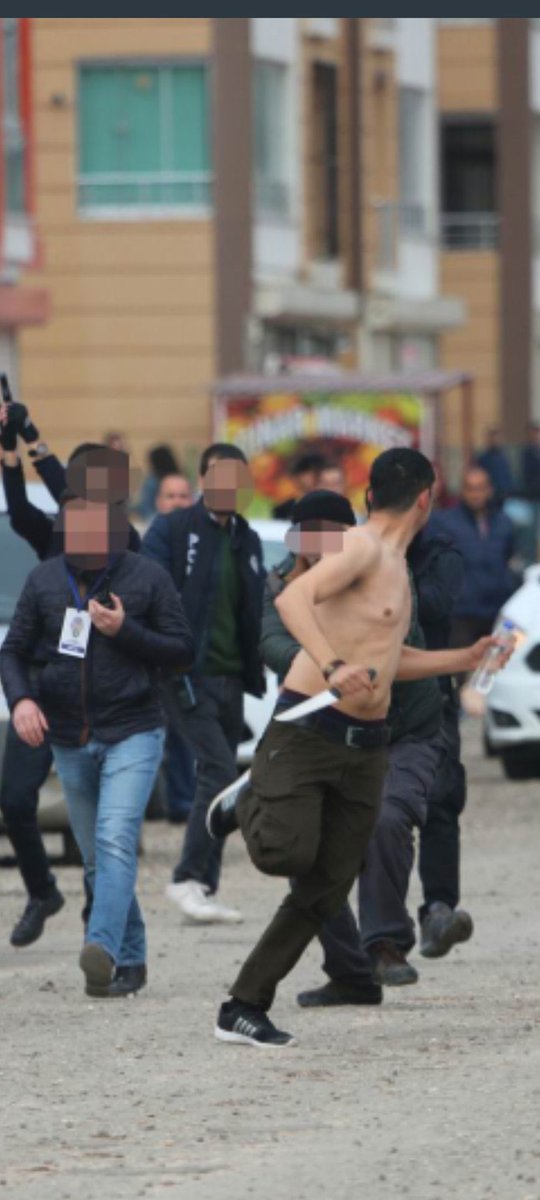 Ne berkinin elinde ekmek vardı, ne kemalin elinde su şişesi. 

Polisi hedef göstereceğiz diye şekilden şekile giriyorsunuz.