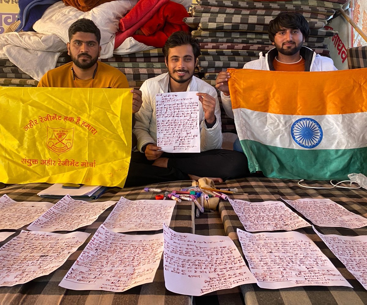 ahirs_of_india's tweet photo. पिछले 275 दिन में रक्त से कुल 97 अहीर रेजिमेंट पत्र माननीय मुख्यमंत्री मनोहर लाल खट्टर, प्रधानमंत्री श्री नरेंद्र मोदी जी, माननीय राजनाथ रक्षा मंत्री, सेना अध्यक्ष मनोज, माननीय राष्ट्रपति द्रोपदी, माननीय गृहमंत्री अनिल विज को रक्त पत्र लिखकर अहीर रेजिमेंट बनाने की मांग की...!! ❤️ https://t.co/ajTWM6nvEu