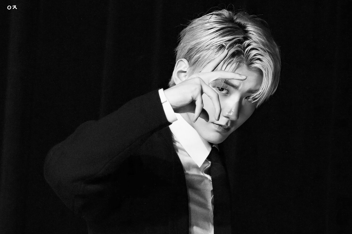 i__izi__i's tweet photo. 221201 메이크스타 팬 사인회

초점은 좀 나갔는데
모먼트가 좋���서 

#킹덤 #KINGDOM #훤 #HWON #심영준 https://t.co/nCfF1gWXCe