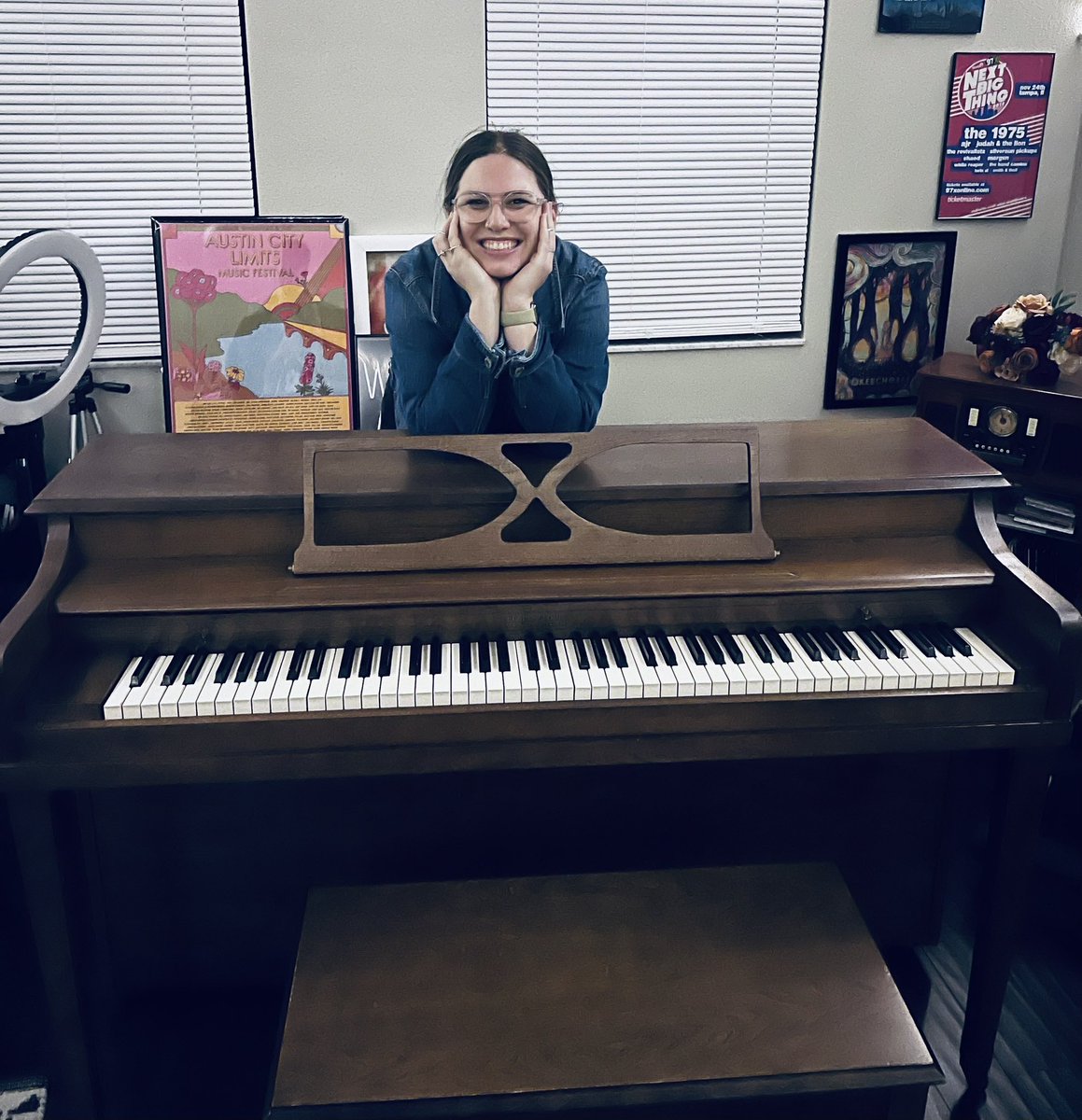iamtaybro's tweet photo. I found a free piano. My bf left work early, recruited two friends I’ve never met to help, drove to Tampa to rent a uhaul, lifted the piano on the truck and safely delivered it to me. THEN proceeds to serenade me with his piano skills I just recently found out about. I’m in love https://t.co/4WD68yESXk