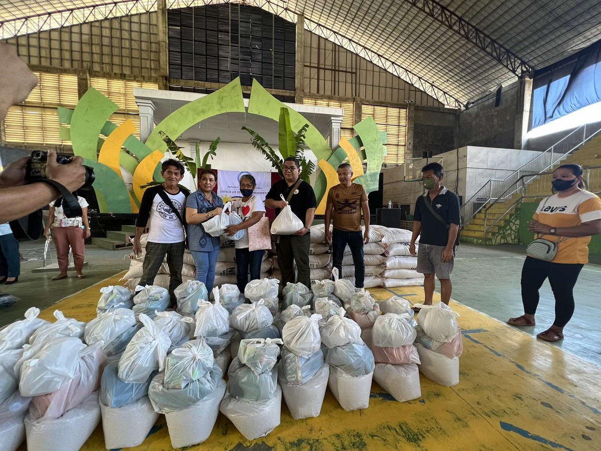 indaysara's tweet photo. Namahagi ang Office of the Vice President - Disaster Operations Center kanina ng 500 sakong bigas para sa Lanao del Norte at 300 sakong bigas sa probinsya ng Eastern Samar para sa mga nasalanta ng baha. https://t.co/C9q4ktL249
