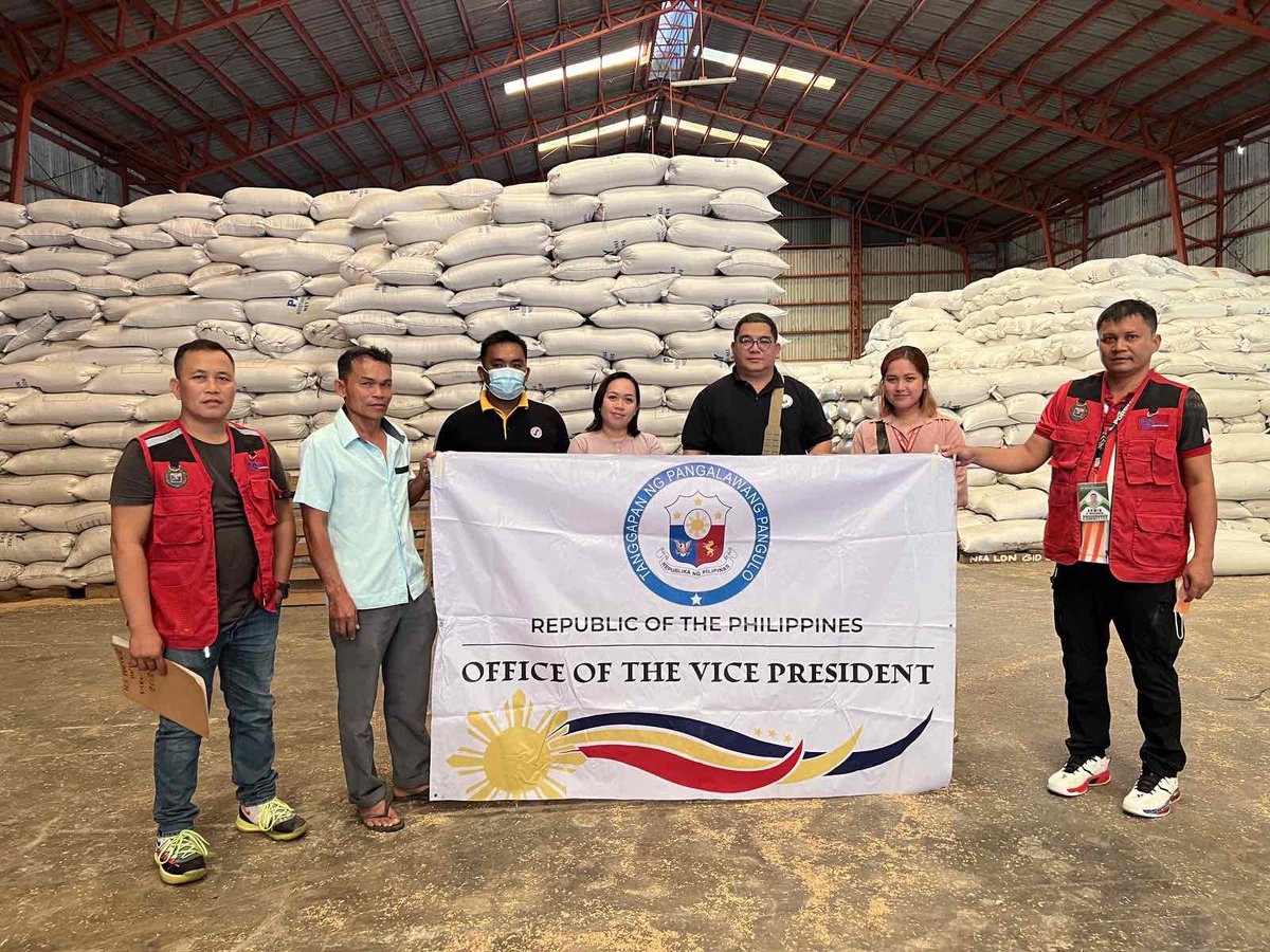 indaysara's tweet photo. Namahagi ang Office of the Vice President - Disaster Operations Center kanina ng 500 sakong bigas para sa Lanao del Norte at 300 sakong bigas sa probinsya ng Eastern Samar para sa mga nasalanta ng baha. https://t.co/C9q4ktL249