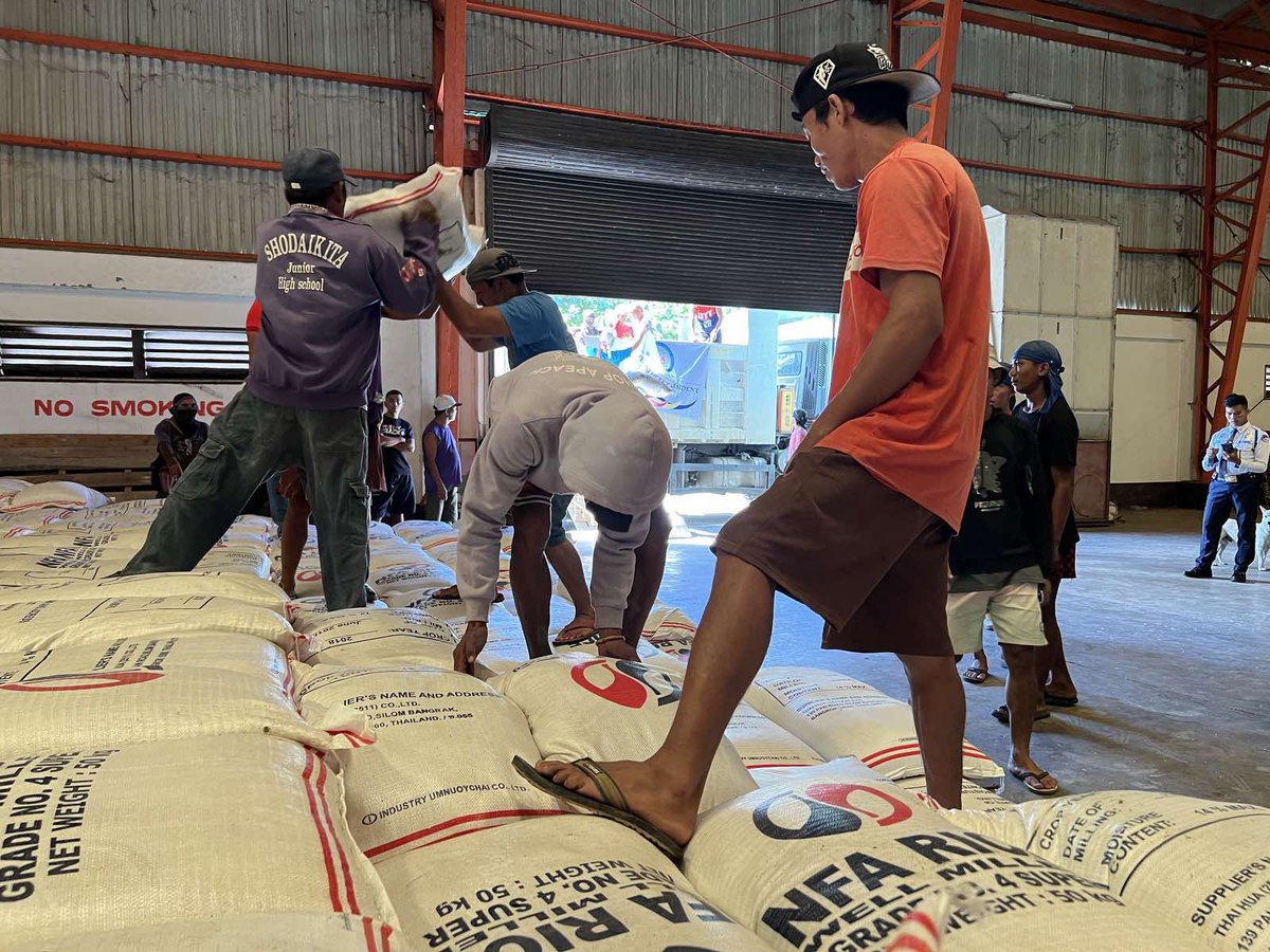 indaysara's tweet photo. Namahagi ang Office of the Vice President - Disaster Operations Center kanina ng 500 sakong bigas para sa Lanao del Norte at 300 sakong bigas sa probinsya ng Eastern Samar para sa mga nasalanta ng baha. https://t.co/C9q4ktL249