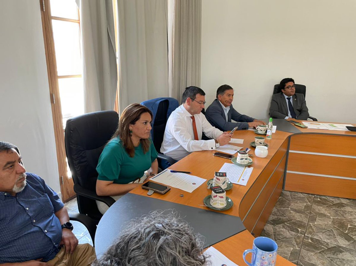 AMRANTOF's tweet photo. El día de ayer se realizó la primera reunión 2023 de directorio de nuestra asociación de forma presencial y Online,donde se cerraron  importantes acuerdos para lo que será este nuevo año por parte de nuestros ediles y concejales. @GOREAntofagasta @Muni_MariaElena @MuniSierraGorda https://t.co/3cdkBO6Lsl