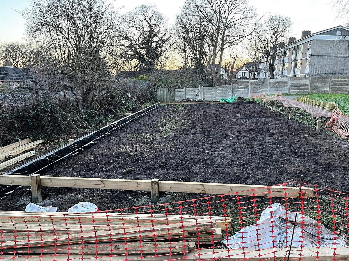 We getting really dug in to another #allotment project for @lb_southwark at Denmark Hill estate #SE5! Another green step towards more #community growing! 🌶️🥕🥦🧅Proud to be part of this great initiative. #allotmentexpansionguarantee #foodsecurity #sustainablecity #allotmentlife