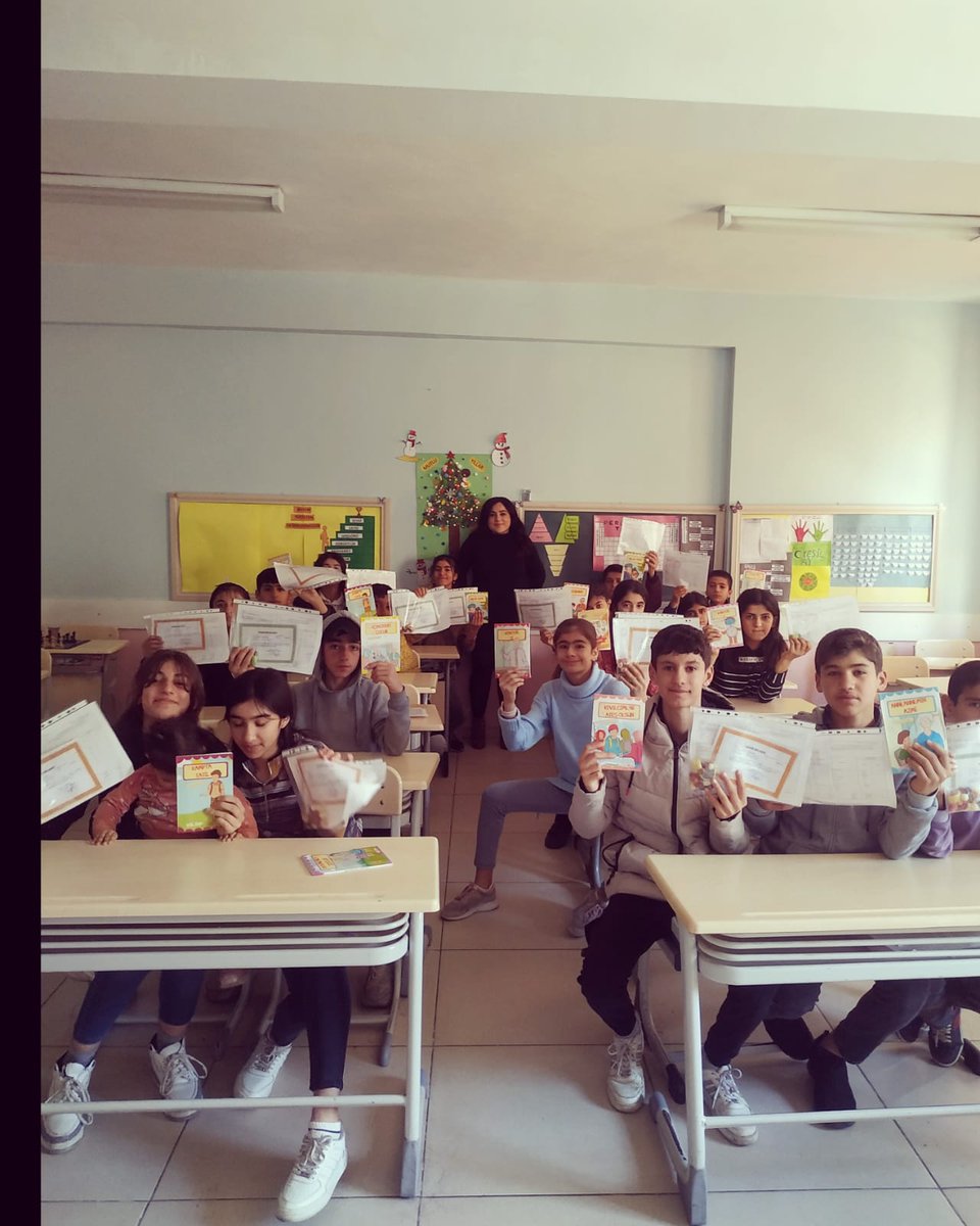 AkarsuOrtaokulu's tweet photo. 2022-2023 Eğitim-Öğretim yılının birinci dönemi sona erdi.       
Dönem boyunca emeği geçen öğretmenlerimize  teşekkür ediyor, öğrencilerimize   keyifli bir yarıyıl tatili diliyoruz.@Murat69_Demir @Ercan_Kayabasi @umitcetin47100 @Devran62573589 https://t.co/fZbKnlZA44