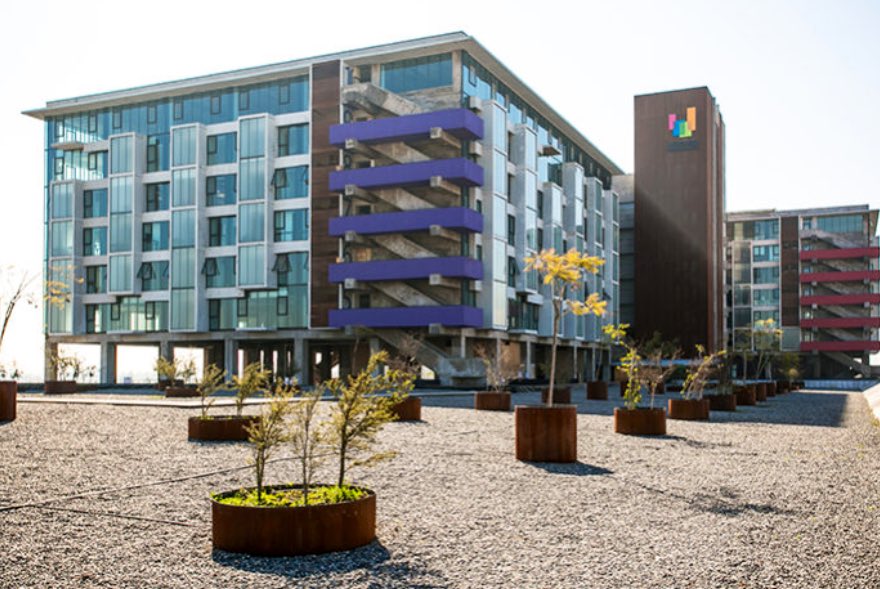 Celebramos la llegada de Juan Sabbagh al Colegio de Arquitectos recordando su horrífico Núcleo Ochagavía: