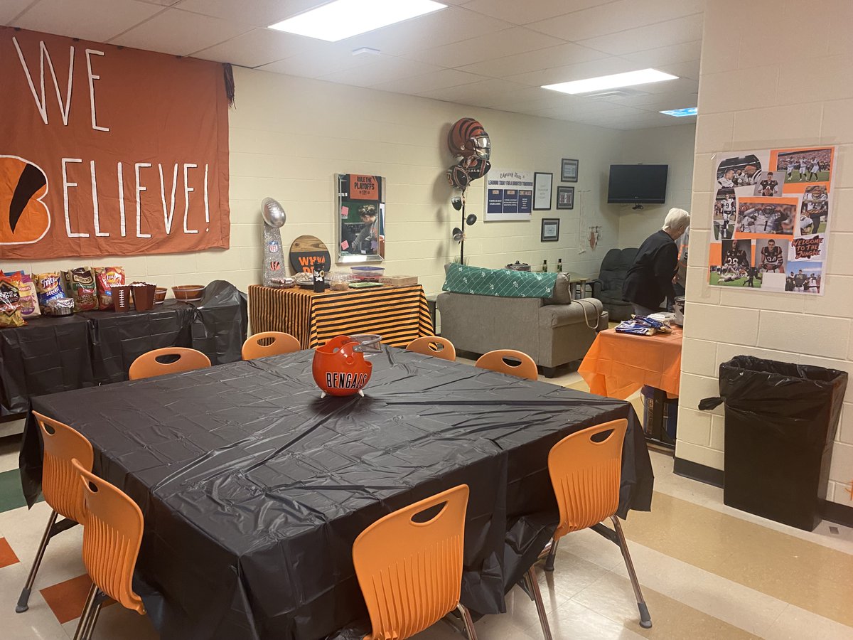 RWPrincipalHCSD's tweet photo. Who Dey staff lunch today at Ridgeway!  #BigBlueOnTheMove #TheRidgewayWay https://t.co/AABzgfBYTd