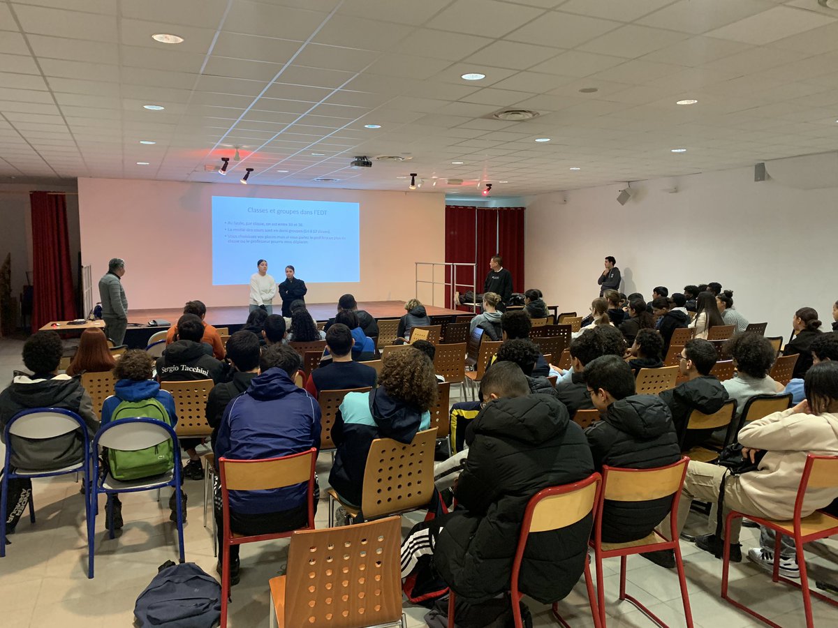 LmathsKJohnson's tweet photo. Présentation du lycée Bonaparte par des anciens élèves du collège et des enseignants du lycée à nos 3èmes (échanges , retour d’expériences , discussions , spécialités proposées , NSI) dans le cadre des Cordées de la Réussite @LaMarquisanne83 https://t.co/uSZnH3Oqyc