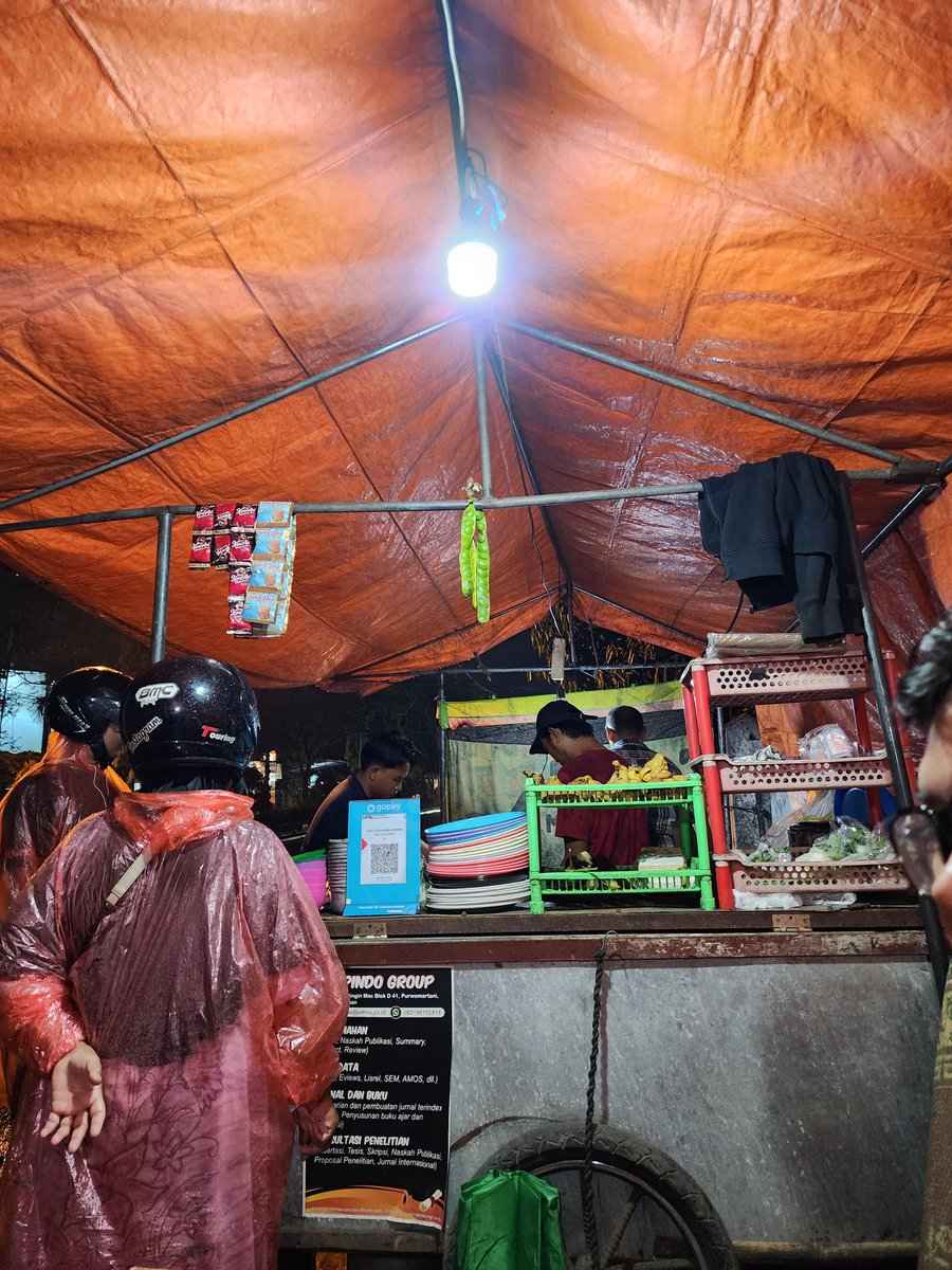 ditodewa's tweet photo. Twitter, please do your magic! Lagi musim hujan &amp; mahasiswa masih pada libur, pecel lele depan kantor jadi ga begitu rame :( padahal enak dan murahhh.. mungkin belum banyak orang yang tahu (?) https://t.co/Q7YO1t3tgT