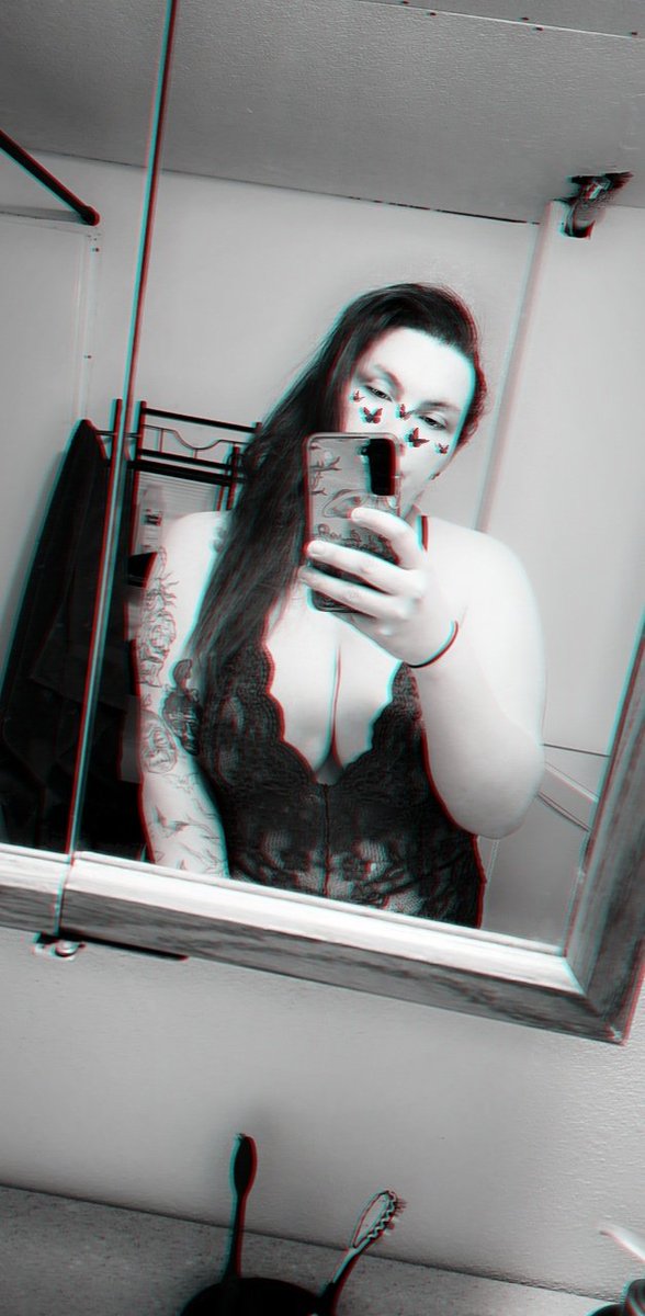 xxkalipso's tweet photo. last day of work then a three day weekend! 🎉 #nsfw #nsfwtwt #stonerslut #bbw #chubbygirl #alternativebbw https://t.co/0WApY3S5tl