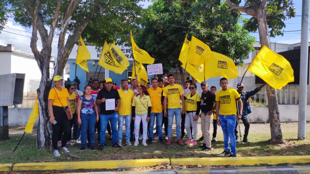 Estamos exigiendo puntos de inscripción para el REP en todos los municipios del estado #Bolivar,  votar es un derecho y los jóvenes queremos ser escuchados. #VzlaExigePuntosREP
@activismopj @pr1merojusticia , <a href="/PJ_EdoBolivar/">Primero Justicia Bolívar</a>