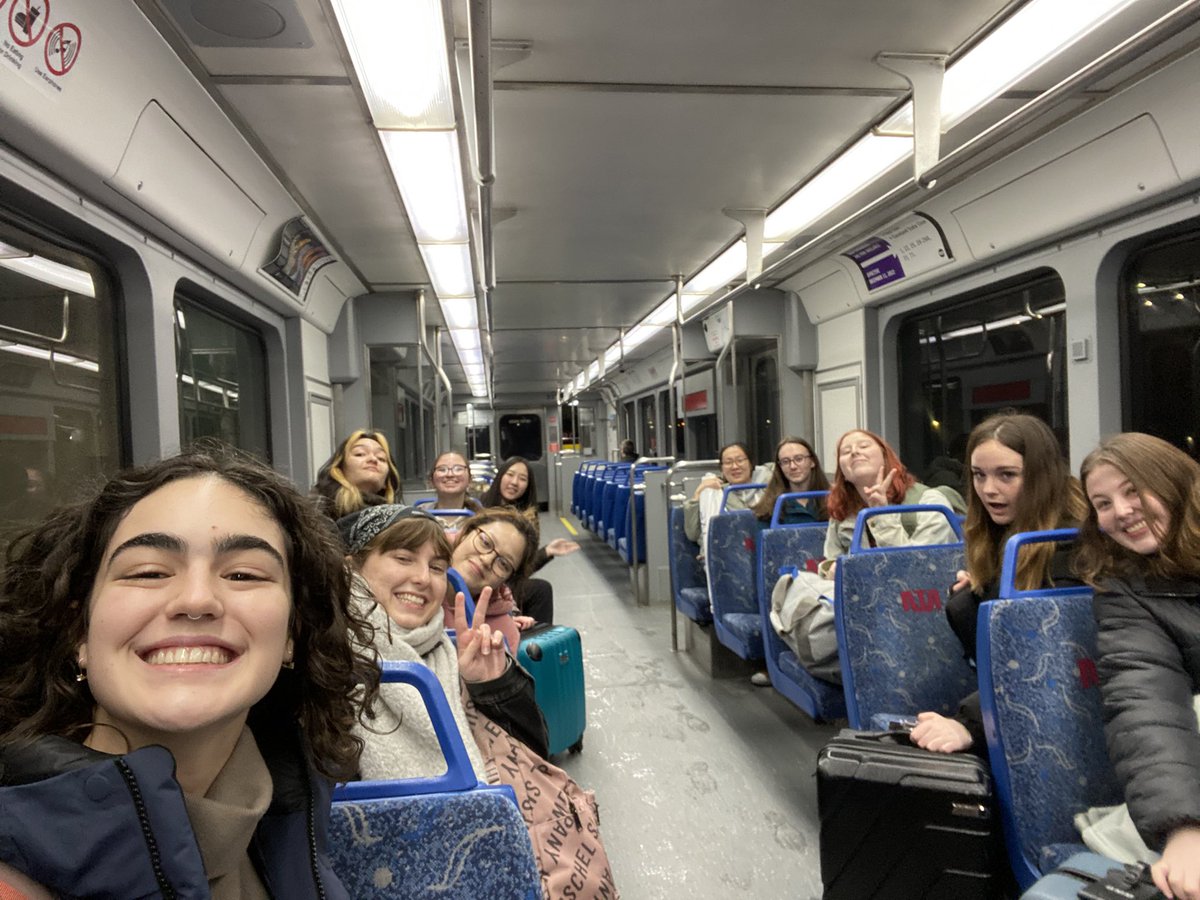 some sleepy students on our way to #CUWiP2023!! <a href="/brown_physics/">Brown Physics</a> @APSMeetings 
stay tuned to follow our adventure ✈️