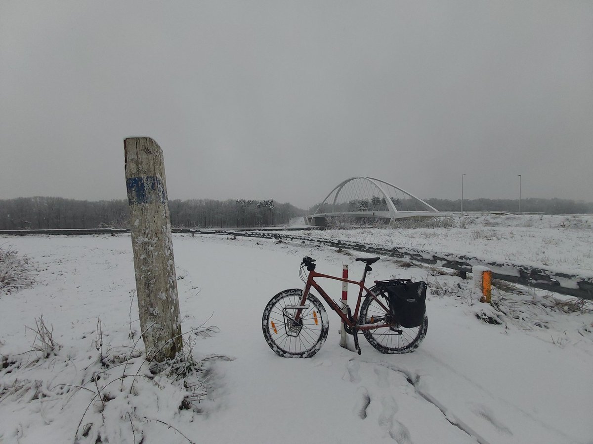 SchKri's tweet photo. Niet dol op sneeuw...  dat bolt niet 🚴‍♂️..  kort na de middag twee ongevallen gezien en een fietster die  ten val kwam... #bilzen #lanaken https://t.co/omfH1sngjO