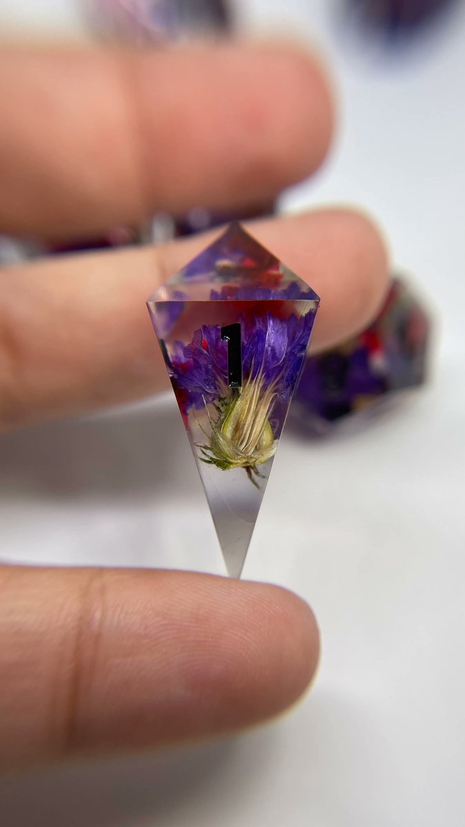 ArcaneFey's tweet photo. 🩸 Everlasting Bite 🩸

This set features bright purple everlasting flowers, with swirls of red, representing the bite that will last forever. 🧛🏼‍♀️

#dice #dnddice #ttrpg #handmadedice #d20 #dnd https://t.co/6o7OXoKYx3