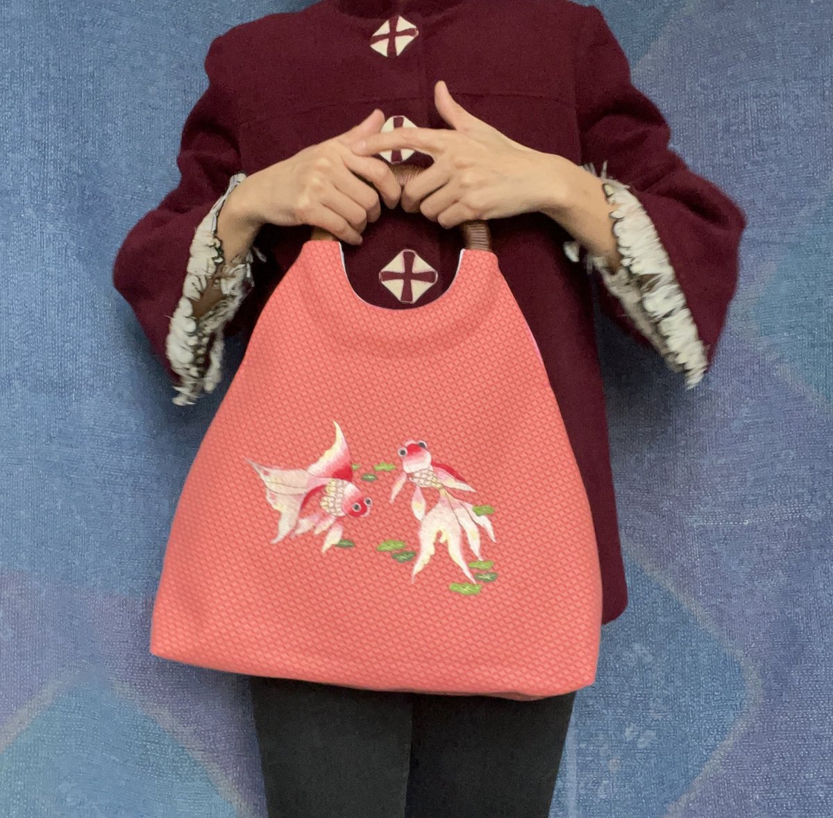 Little goldfish handle bag from Suzhou Cobblers.

#suzhoucobblersbag #littlegoldfish #handstitchedembroidery #needlepainting #modernembroidery #刺绣品 #needlecrafts #ideabag #timelessdesign #年年有餘