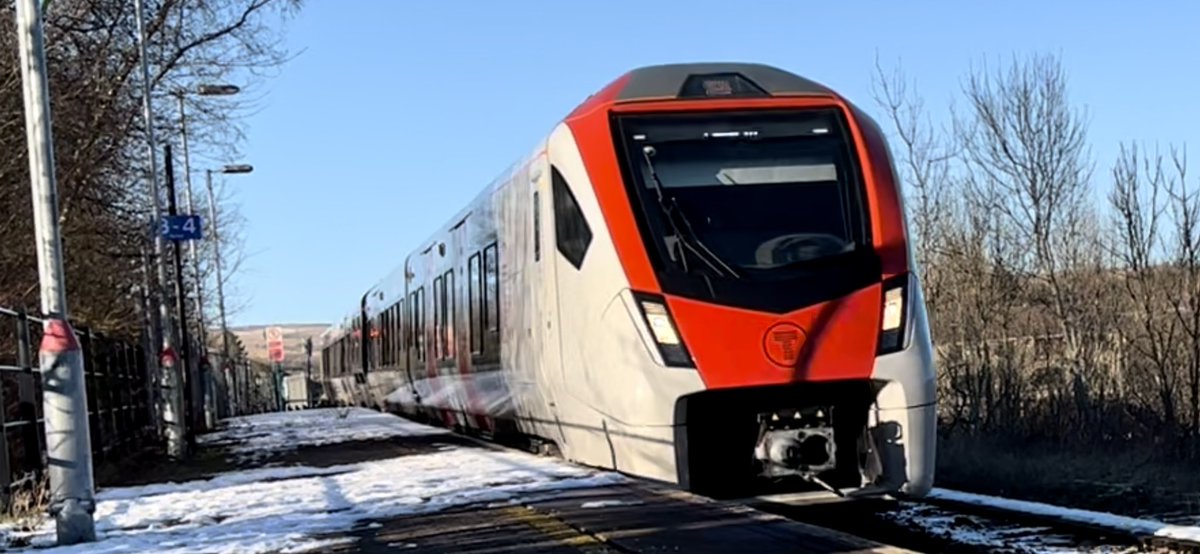 PlatformEdge1's tweet image. Back down south ⬇️

Here is 231007 arriving into Pontlottyn heading for Penarth #Class231