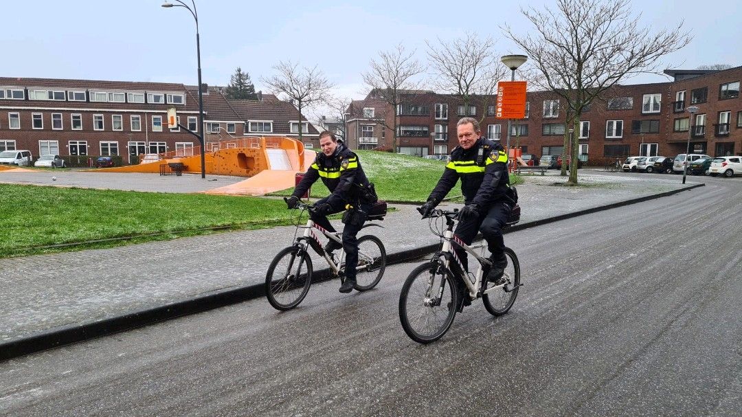 Vandaag in #Krispijn en andere wijken in #Dordrecht gesurveilleerd met de politiechef van <a href="/POL_Rotterdam/">Politie Eenheid Rotterdam eo</a> @POL_Westerbeke.  Ondanks het mindere weer verschillende plekken bezocht en bewoners en professionals gesproken. #wijkgerichtwerken