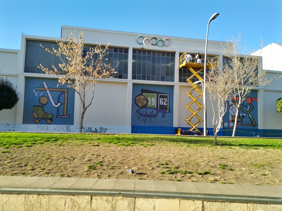 A la plana han recuperat els històrics mosaics dels extrems,... Tapats per la pintura des de fa molts anys... #historiadebadalona