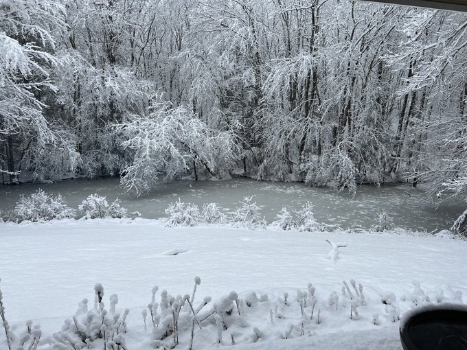 Snow day! https://t.co/FAJhFsVdE2