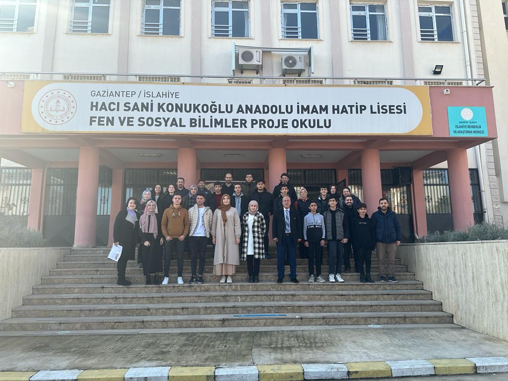 bayramtelli's tweet photo. 1. Dönemi daha bitirdik hayırlısıyla.  Öğretmenlerimizle ve dereceye giren öğrencilerle bir hatıra karesi bırakalım buraya. 
Hepinize iyi tatiller. 🖐️
@HSKimamhatip https://t.co/0cBE9RUNAd