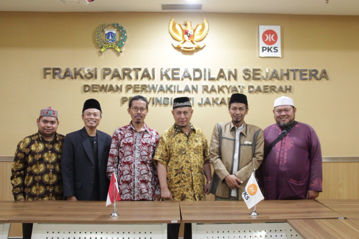fpksdkijakarta's tweet photo. Anggota DPRD DKI Jakarta Achmad Yani menerima audiensi dan aspirasi Pengurus Jalinan Alumni Timur Tengah Indonesia (JATTI) di ruang Fraksi PKS DPRD DKI Jakarta pada Selasa sore (17/1/2023) @jatti_official
#DokHumasFPKS
#SerapAspirasi
#fraksipksdkijakarta https://t.co/T8pfdpkGDO