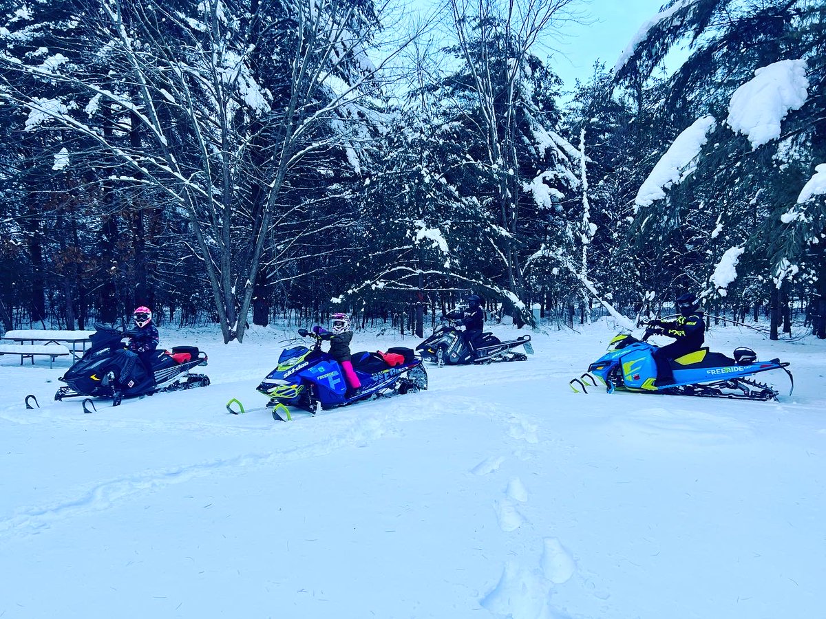 mulberrymc's tweet photo. We love seeing our team enjoy new places and quality time with loved ones outside of the office! Our Chicago team member, Izabella, took full advantage of the snowy weather on a recent trip to Wisconsin with her family. #OutsideOurWindow https://t.co/I3TOVOyvma