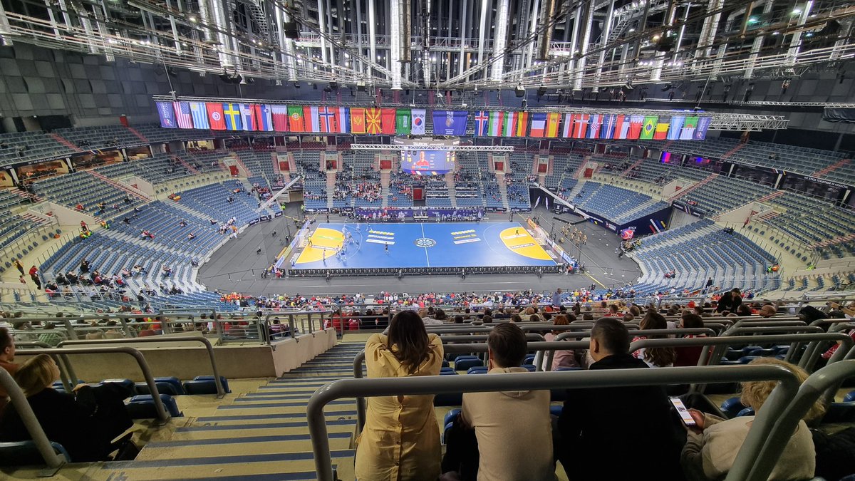 kubacimoszko's tweet photo. Hmmm... na meczach ligowych bywają większe frekwencje niż w Krakowie na #handball23🙁 A tym bardziej szkoda, że pojedynek #SLOESP stoi na naprawdę świetnym poziomie... https://t.co/AsPufgbYZE