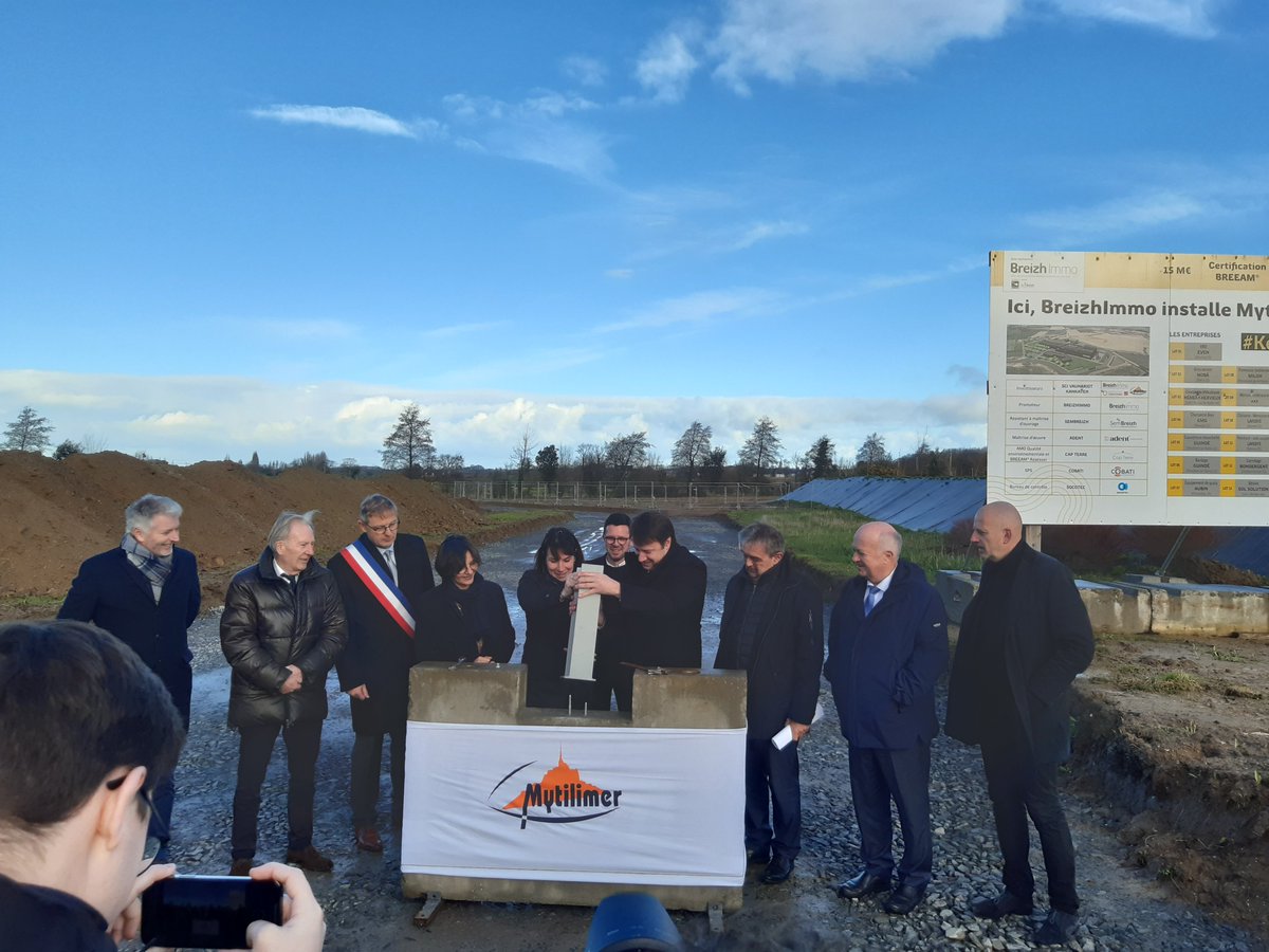 BdT_Bretagne's tweet photo. #Kerbone : projet industriel exemplaire à #Cancale. Optimisation logistique. Valorisation des moules hors calibre. Autoconsommation électrique. Création d'emplois. Pose 1ère pierre du nouveau site #Mytilimer ce jour avec @BreizhImmo @sembreizh @BanqueDesTerr
#industrieverte https://t.co/3GU6hc62Ve