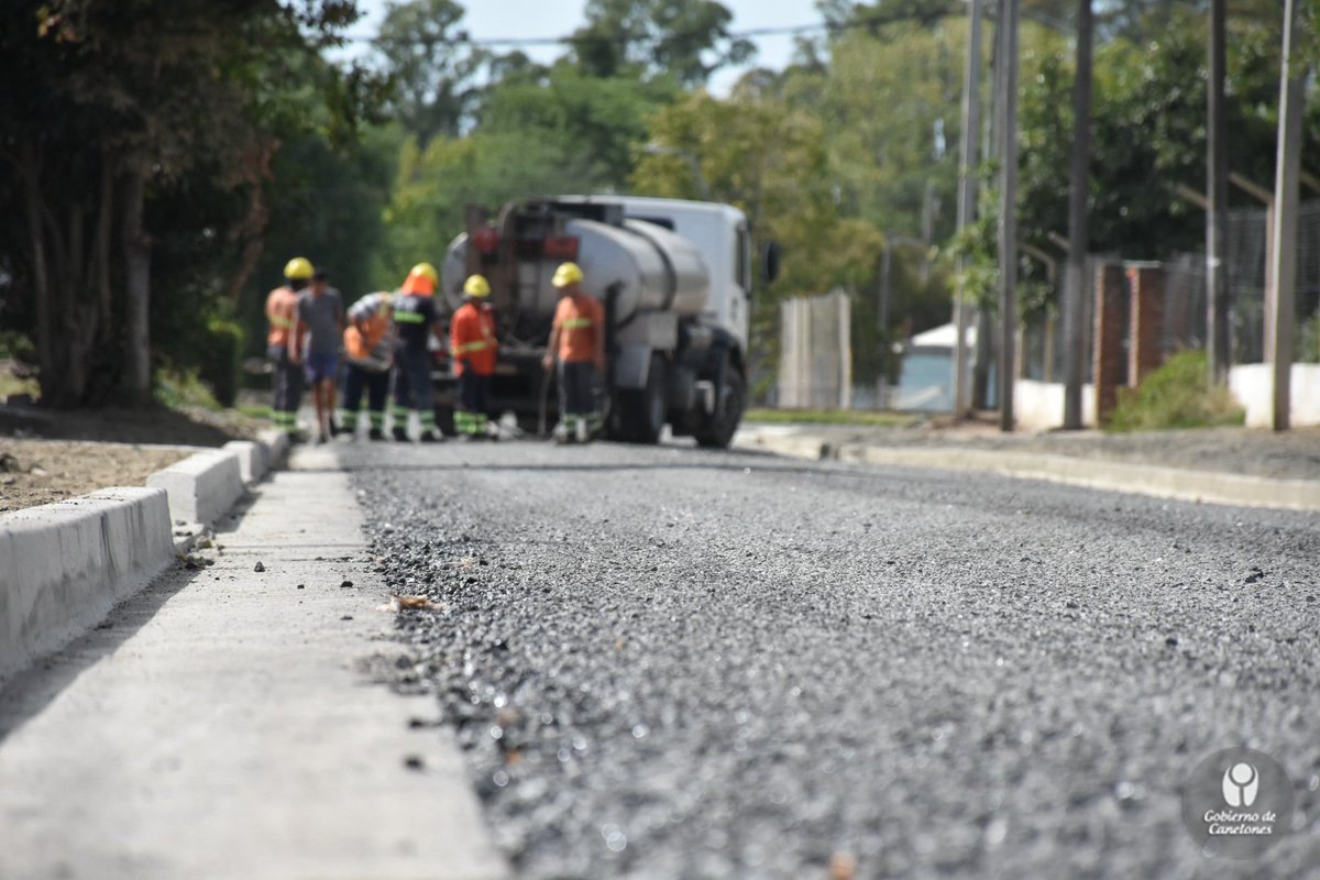 IdCanelones's tweet photo. 👷En pocos días finalizan  obras de consolidación de calles en el Municipio de #Suárez en el centro de la ciudad. Los trabajos comprenden cordón cuneta, veredas y pluviales y se ubican en las inmediaciones de tres centros educativos. 

➕Info➡️ https://t.co/eIK9ht7ZZ8 https://t.co/2ZiJz2A6U1