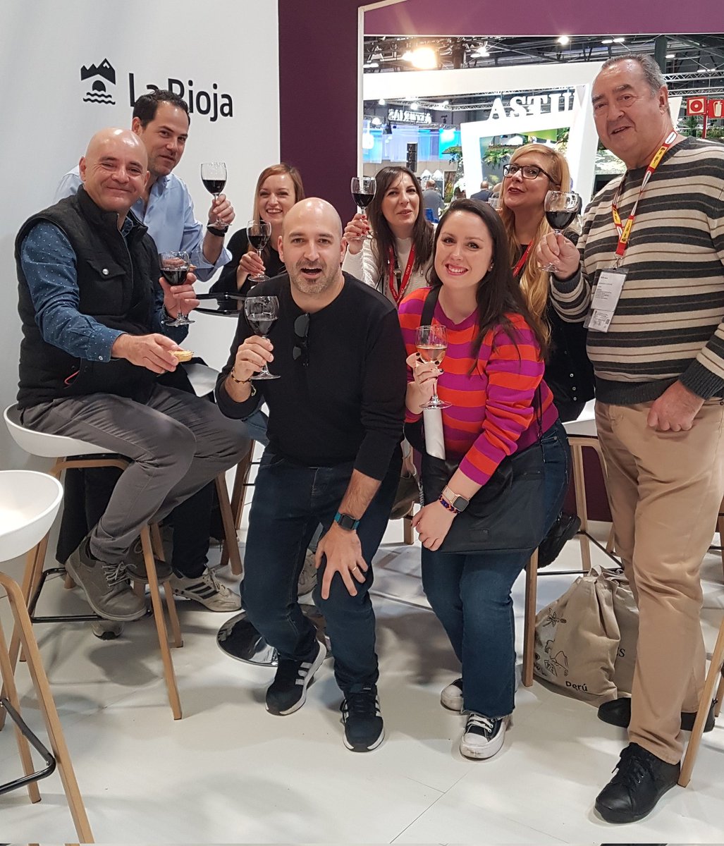 #EsoQueSientesEsLaRioja en stand @lariojaturismo con amigos #travelbloggers @luisfernandez @blogdelosyuyis @d_suroeste @ViajerosFritito @MiniOnTourES @ViajesDigitales 
#ReservaLaRioja