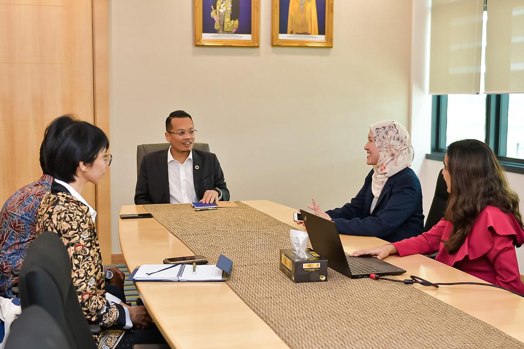 niknazmi's tweet photo. I spent yesterday meeting NGOs.

@lawyerkamek raised the impact of carbon markets to indigenous people.

@SahabatAlamMsia &amp; @aktivis_alam spoke on forest plantations, logging &amp; river pollution.

@MYDclimate urged the govt to be more open &amp; proactive on involving youth &amp; NGOs https://t.co/PqBo8DGu2p