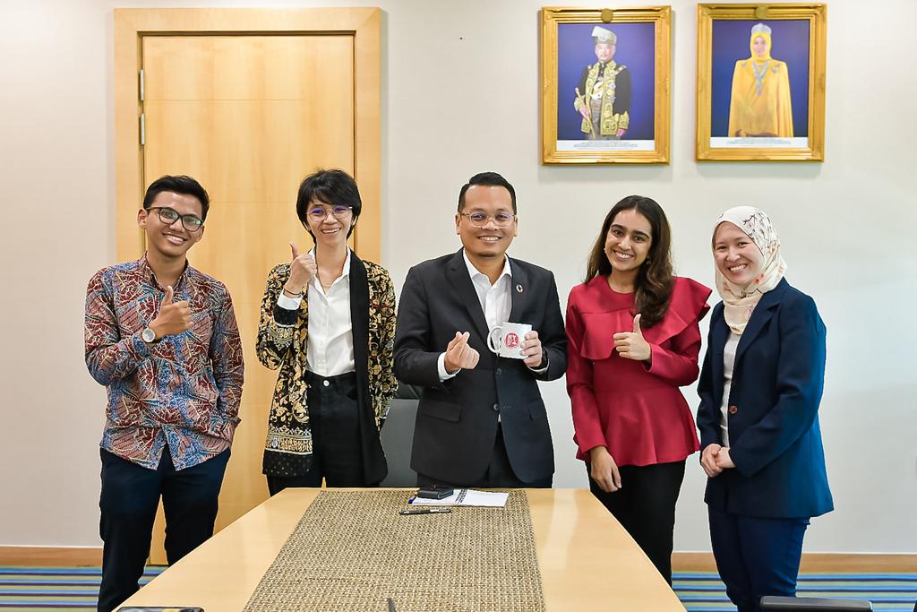 niknazmi's tweet photo. I spent yesterday meeting NGOs.

@lawyerkamek raised the impact of carbon markets to indigenous people.

@SahabatAlamMsia &amp; @aktivis_alam spoke on forest plantations, logging &amp; river pollution.

@MYDclimate urged the govt to be more open &amp; proactive on involving youth &amp; NGOs https://t.co/PqBo8DGu2p