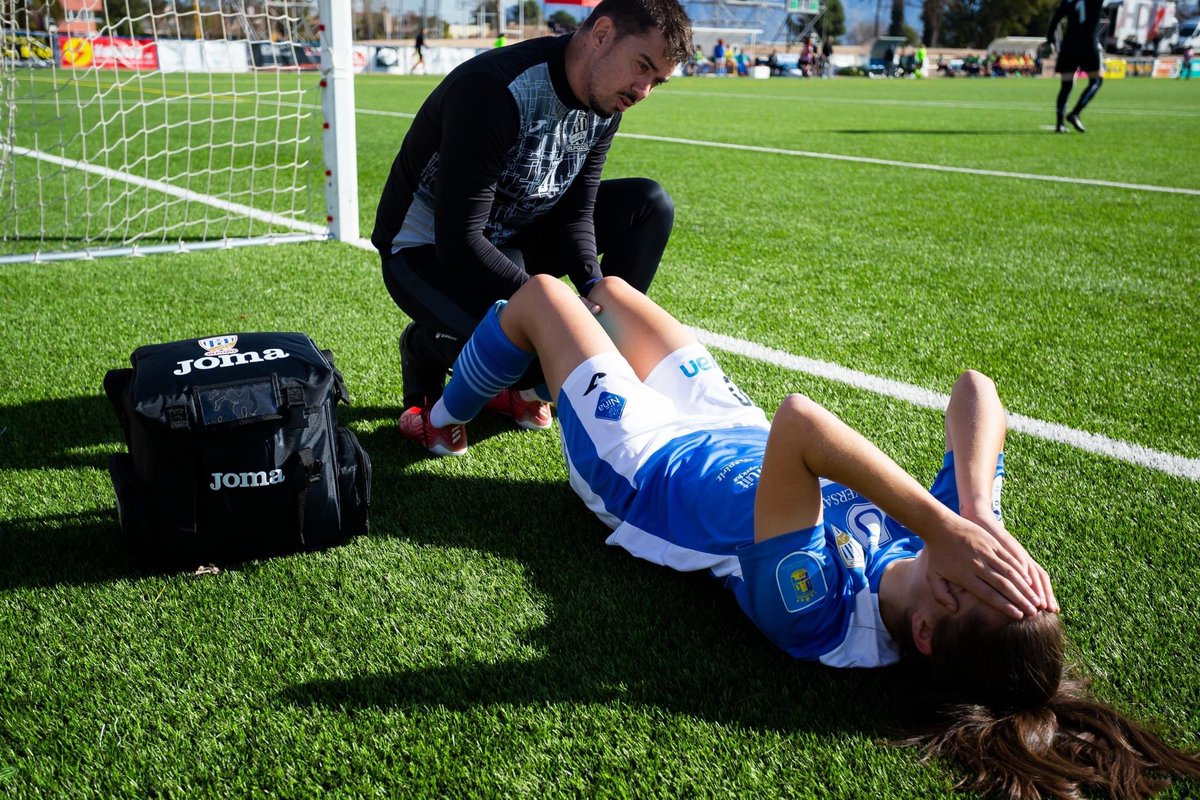 𝐏𝐀𝐑𝐓𝐄 𝐌É𝐃𝐈𝐂𝐎 🏥
Helena Torres sufrió en el pasado encuentro una rotura del Ligamento Cruzado Anterior (LCA) de su pierna derecha y menisco externo. En los proximos días pasará por quirófano y comenzará la rehabilitación.

Mucho ánimo, <a href="/Helena_Manza_11/">H</a> 💪