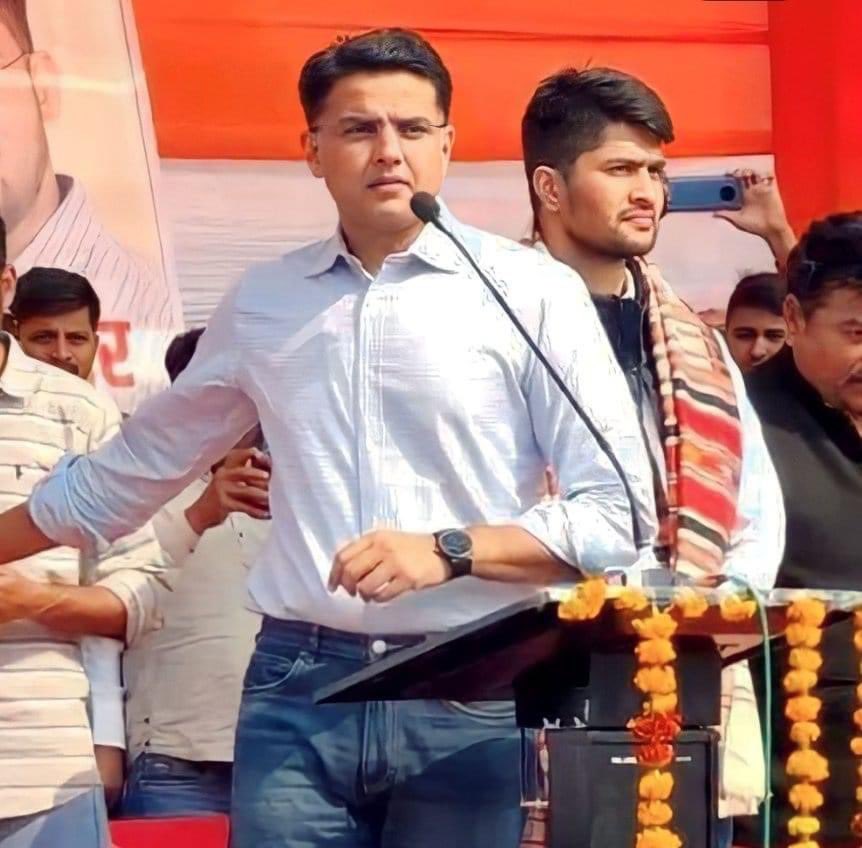 VikramMeena_'s tweet photo. किरदार मेरा अलग है, अलग ही मेरा मिज़ाज है, 
जैसी सजी है महफ़िल यहाँ, वैसा हमारा लिबास है। @SachinPilot  #SachinPilot https://t.co/M4gduszL7C