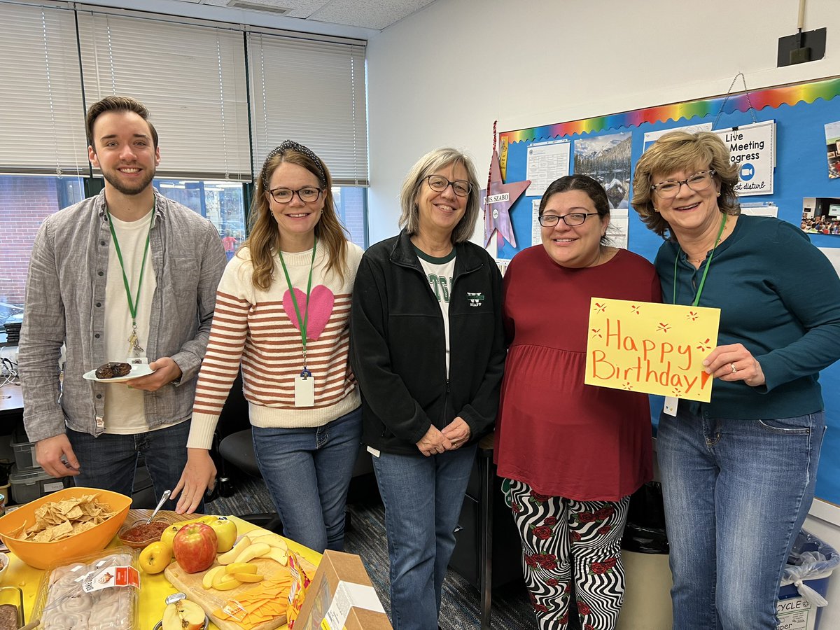 lynnszabo's tweet photo. Happy Friday!! Celebrating a colleague’s birthday in the @WestgateLMC #d25itspersonal #wgleads https://t.co/JYiN5SOXlS