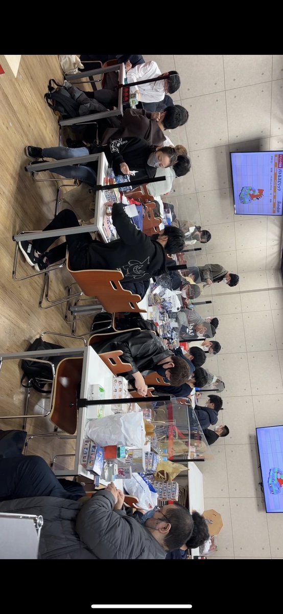 TsubBkAccTk's tweet photo. ヨドバシやビックカメラでボックス買い占めてた中国人の集団いたし、トレカショップには何人もの人が大量に買ったボックスを剥いてはレアカードの仕分けしてるし（この後トレカショップにレアカード買い取ってもらってる認識）
在庫切れでライト層は買えないし。
ポケカ界隈結構酷いことになってる気が https://t.co/Q4Q0DynlXU
