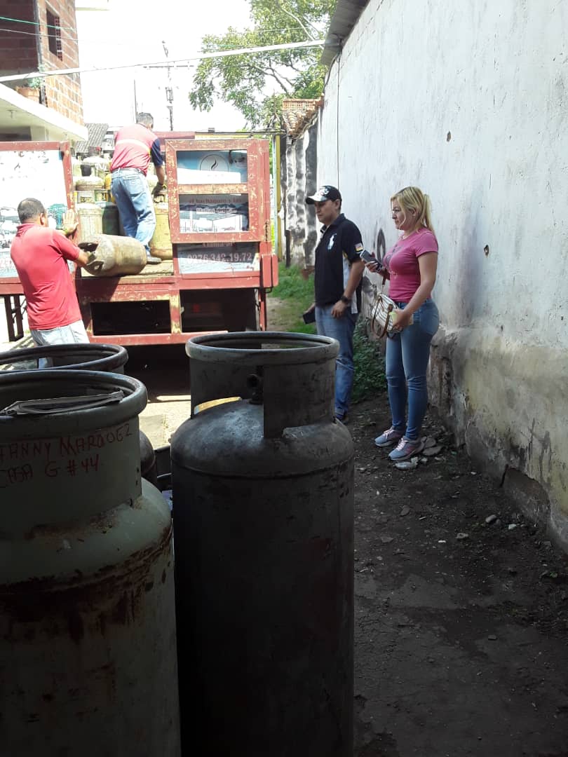 CREMPTEREAL's tweet photo. Gracias a @NicolasMaduro @FreddyBernal @Silfredo_SC  @tesoroch se dio la jornada de Gas Municipal  en nuestra comunidad de Puente Real  donde quedamos satisfechos.. https://t.co/BAuGwL7O9u