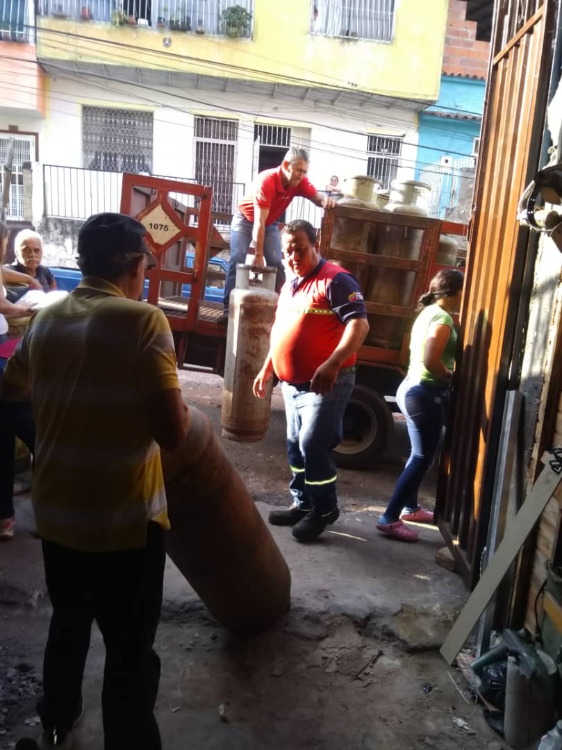 Gracias a <a href="/NicolasMaduro/">Nicolás Maduro</a> <a href="/FreddyBernal/">Freddy Bernal</a> <a href="/Silfredo_SC/">Silfredo Zambrano</a>  <a href="/tesoroch/">Naygré García</a> se dio la jornada de Gas Municipal  en nuestra comunidad de Puente Real  donde quedamos satisfechos..