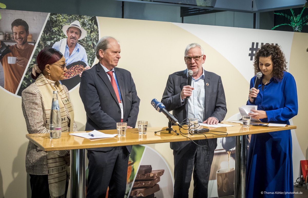 BMZ_Bund's tweet photo. Unsere Agrar- & #Ernährung|ssysteme müssen mehr und anderes leisten: Welternährung sichern, Lebensgrundlagen wie Böden und Wasser schützen, Einkommen sichern. Wie das gehen kann, stellten @BaerbelKofler & @JochenFlasbarth heute auf der #IGW23 vor. #ichwillfair https://t.co/V4g0MPS9Li